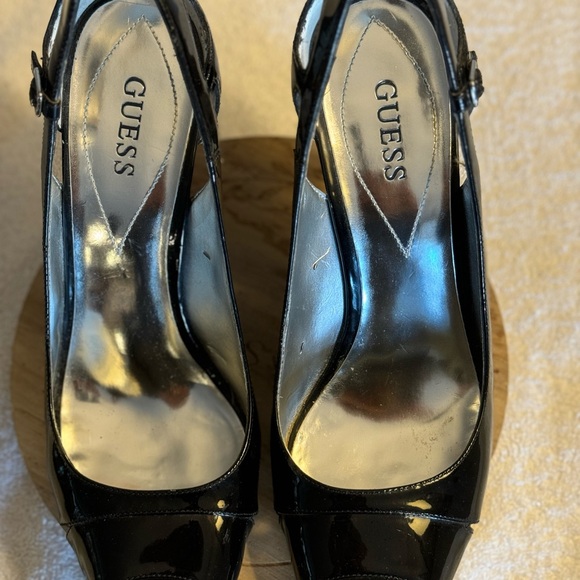Classic GUESS Black Patent Leather, Peep Toe, Mid Heel Pump Size 8 great shape. - Picture 4 of 10